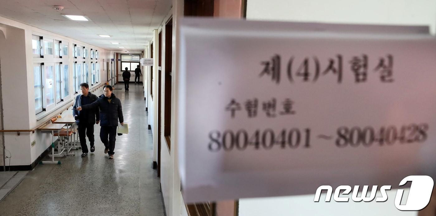 본문 이미지 - 포항지진 여파로 대학수학능력시험이 일주일 연기된 16일 오전 경북 포항시 북구 대동고등학교에서 선생님들이 벽에 생긴 균열을 확인하고 있다. 2017.11.16/뉴스1 ⓒ News1 장수영 기자