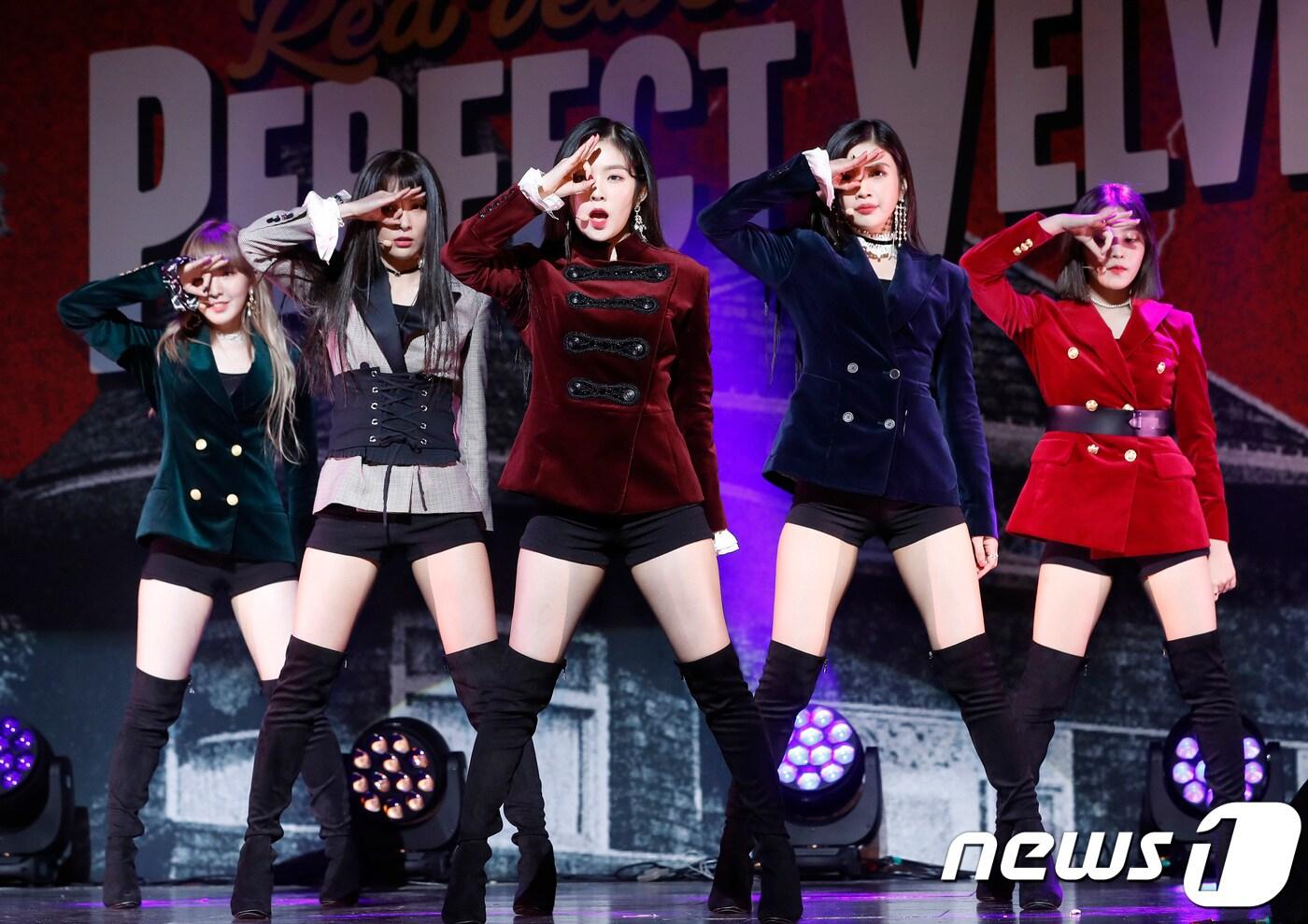 본문 이미지 - 레드벨벳 웬디(왼쪽부터), 슬기, 아이린,조이, 예리가 16일 오후 서울 SM TOWN 코엑스 아티움에서 열린 정규 2집 ‘퍼펙트 벨벳’ 언론 쇼케이스에 참석해 신곡 '피카부'를 선보이고 있다. 2017.11.16./뉴스1 ⓒ News1 권현진 기자