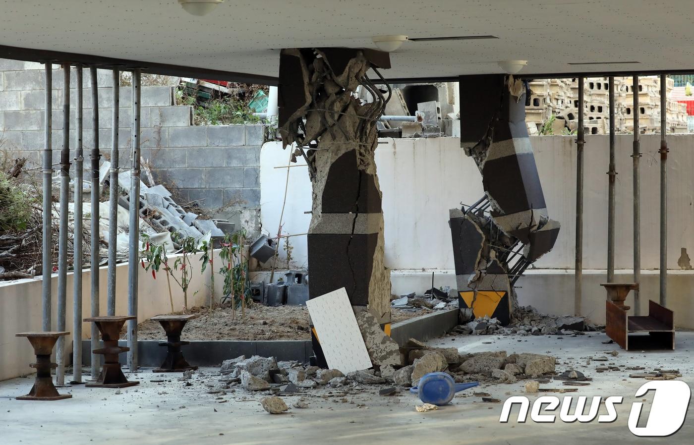 본문 이미지 - 지난해 포항 지진 당시 필로티 건축물의 모습.(뉴스1 자료사진)ⓒ News1 장수영 기자