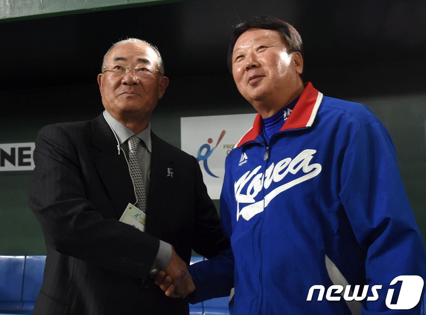 본문 이미지 - 선동열 대한민국 대표팀 감독이 16일 일본 도쿄돔에서 열린 2017아시아프로야구챔피언십(APBC) 1차전 일본과의 경기를 앞두고 일본야구의 '전설' 장훈과 인사를 나누고 있다. 2017.11.16 ⓒ 뉴스1 황기선 기자