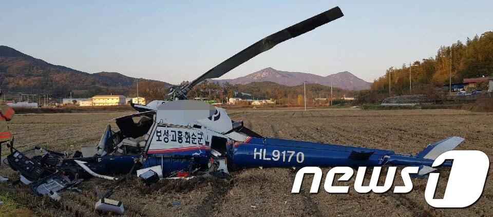 본문 이미지 - 16일 오후 전남 보성군 벌교읍의 한 논에 산불진화용 헬기가 추락하는 사고가 발생했다. 이 사고로 헬기 조종사는 숨진것으로 알려졌다. (보성소방서 제공)2017.11.16/뉴스1 ⓒ News1 남성진 기자