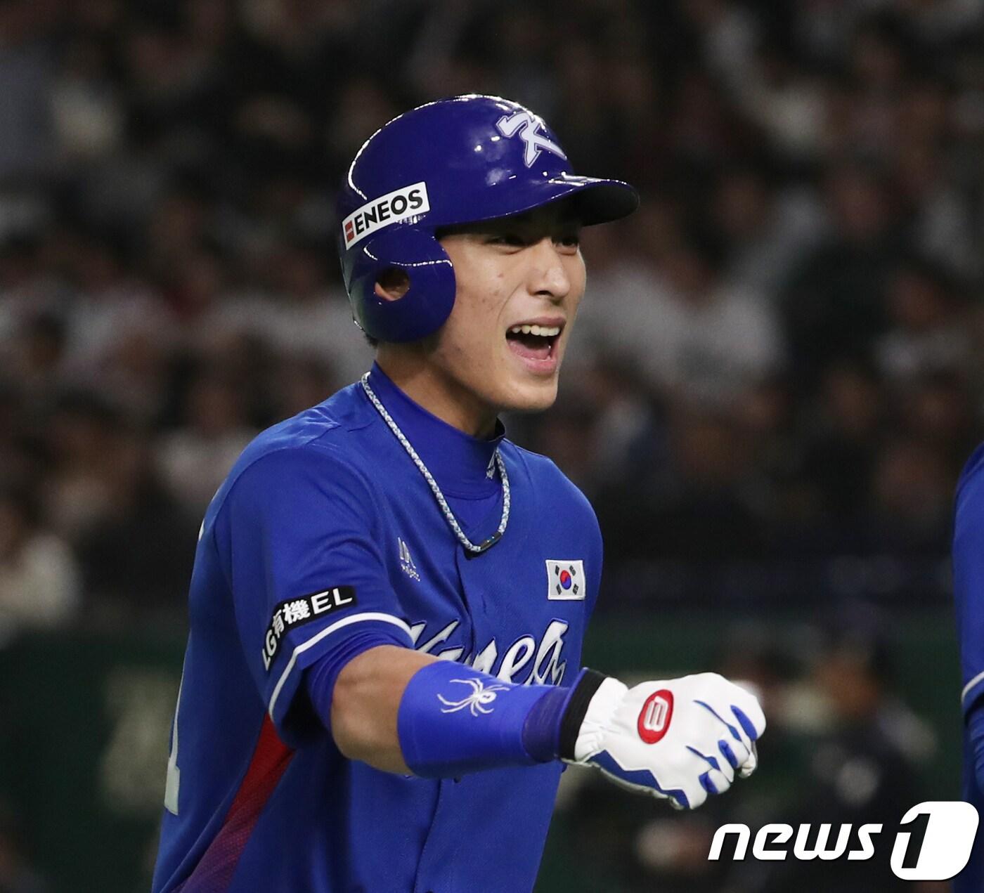 본문 이미지 - 16일 일본 도쿄돔에서 열린 2017아시아프로야구챔피언십(APBC) 대한민국과 일본과의 경기 4회초 2사 만루상황에서 2타점 2루타를 기록한 대한민국 이정후가 환호하고 있다. 2017.11.16/뉴스1 ⓒ News1 황기선 기자