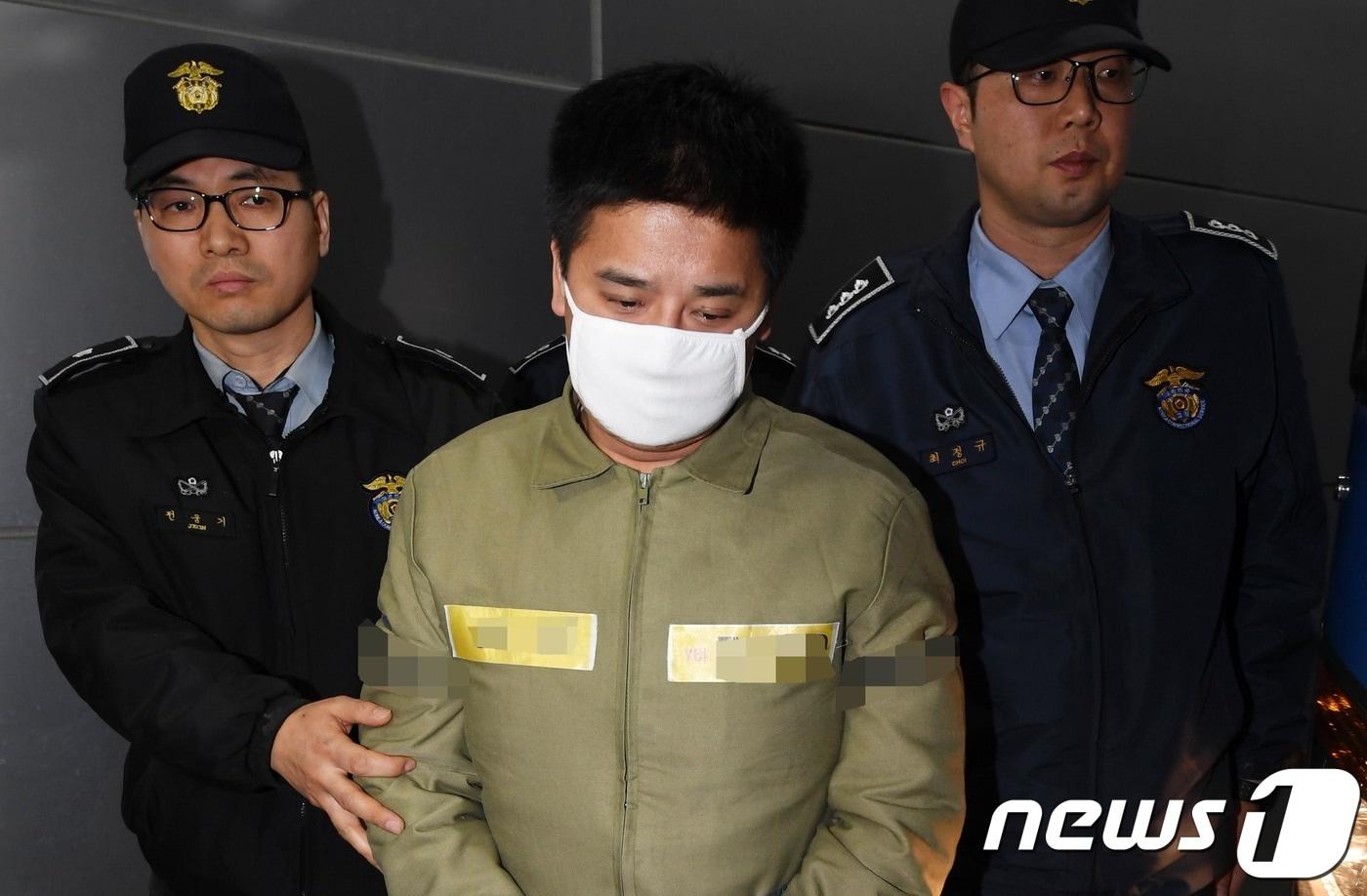 중학생 딸 친구를 유인·추행해 살해하고 사체를 유기한 혐의로 구속기소된 '어금니 아빠' 이영학 씨가 첫 재판을 받기 위해 16일 오후 서울 도봉구 서울북부지방검찰청에 들어서고 있다. 2017.11.17/뉴스1 ⓒ News1 허경 기자