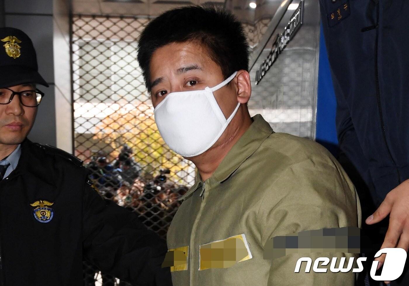 중학생 딸 친구를 유인·추행해 살해하고 사체를 유기한 혐의로 구속기소된 '어금니 아빠' 이영학 씨가 첫 재판을 받기 위해 16일 오후 서울 도봉구 서울북부지방검찰청에 들어서고 있다. 2017.11.17/뉴스1 ⓒ News1 허경 기자