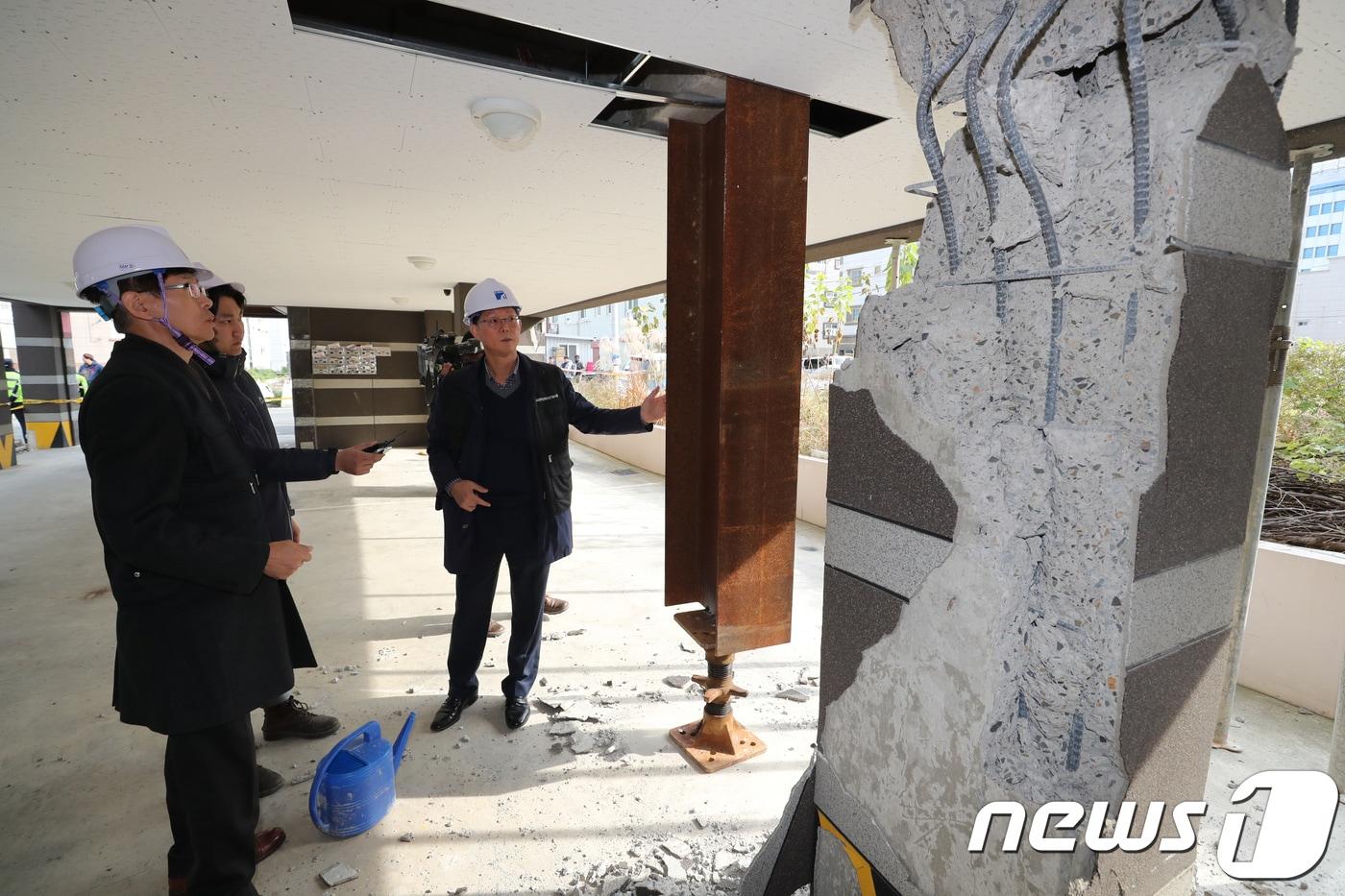 한국건축구조기술사회 직원들이 17일 포항시 북구 장량동에서 기둥이 휜 필로티 구조 건물을 점검하고 있다. 2017.11.17/뉴스1 ⓒ News1 장수영 기자