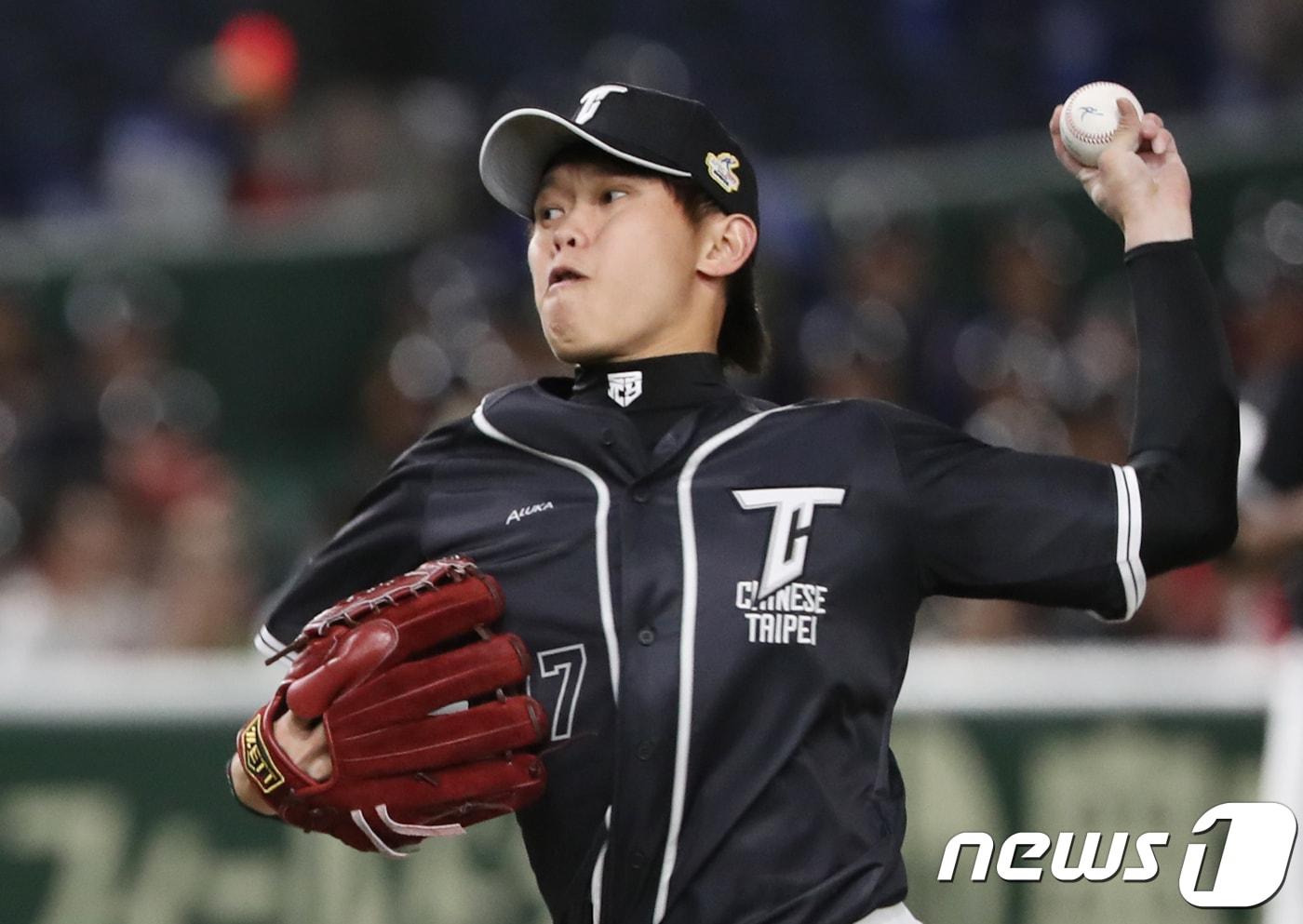 17일 일본 도쿄돔에서 열린 2017아시아프로야구챔피언십(APBC) 예선 2차전 대한민국과 대만의 경기에서 대만 선발 천관위가 역투하고 있다. 2017.11.17/뉴스1 ⓒ News1 황기선 기자