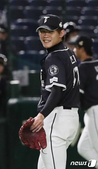 본문 이미지 - 5⅔이닝 1실점 호투를 펼친 대만의 천관위. 2017.11.17/뉴스1 ⓒ News1 황기선 기자