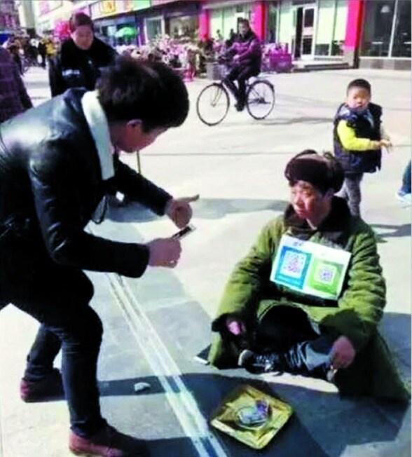 본문 이미지 - 거지가 QR코드를 가슴에 걸고 동냥을 하고 있다 - 위챗 갈무리