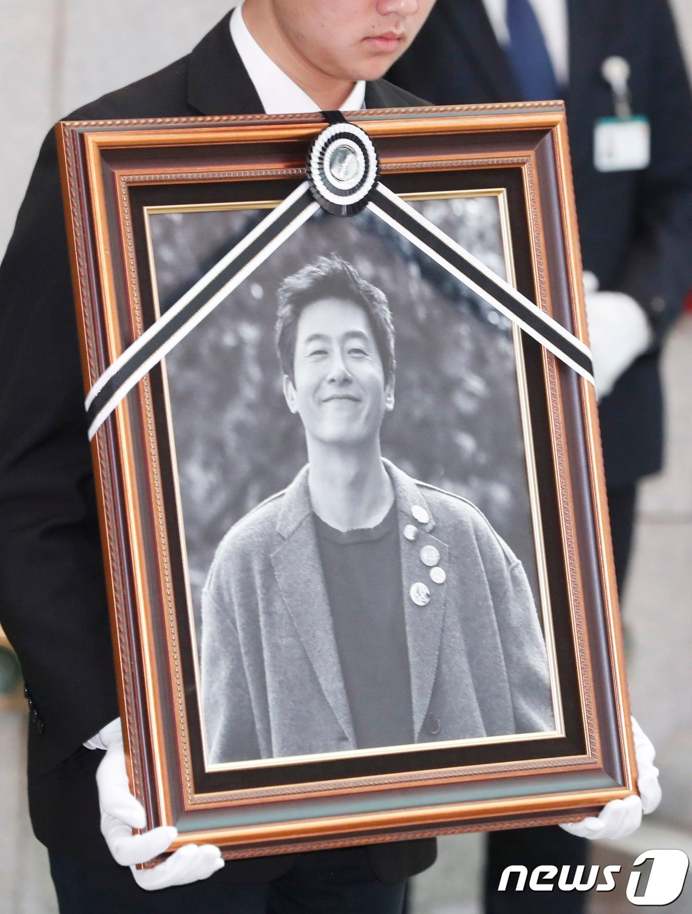 본문 이미지 - 고(故) 김주혁의 발인식이 2일 오전 서울 아산병원 장례식장에서 엄수됐다. 2017.11.2./뉴스1 ⓒ News1 권현진 기자