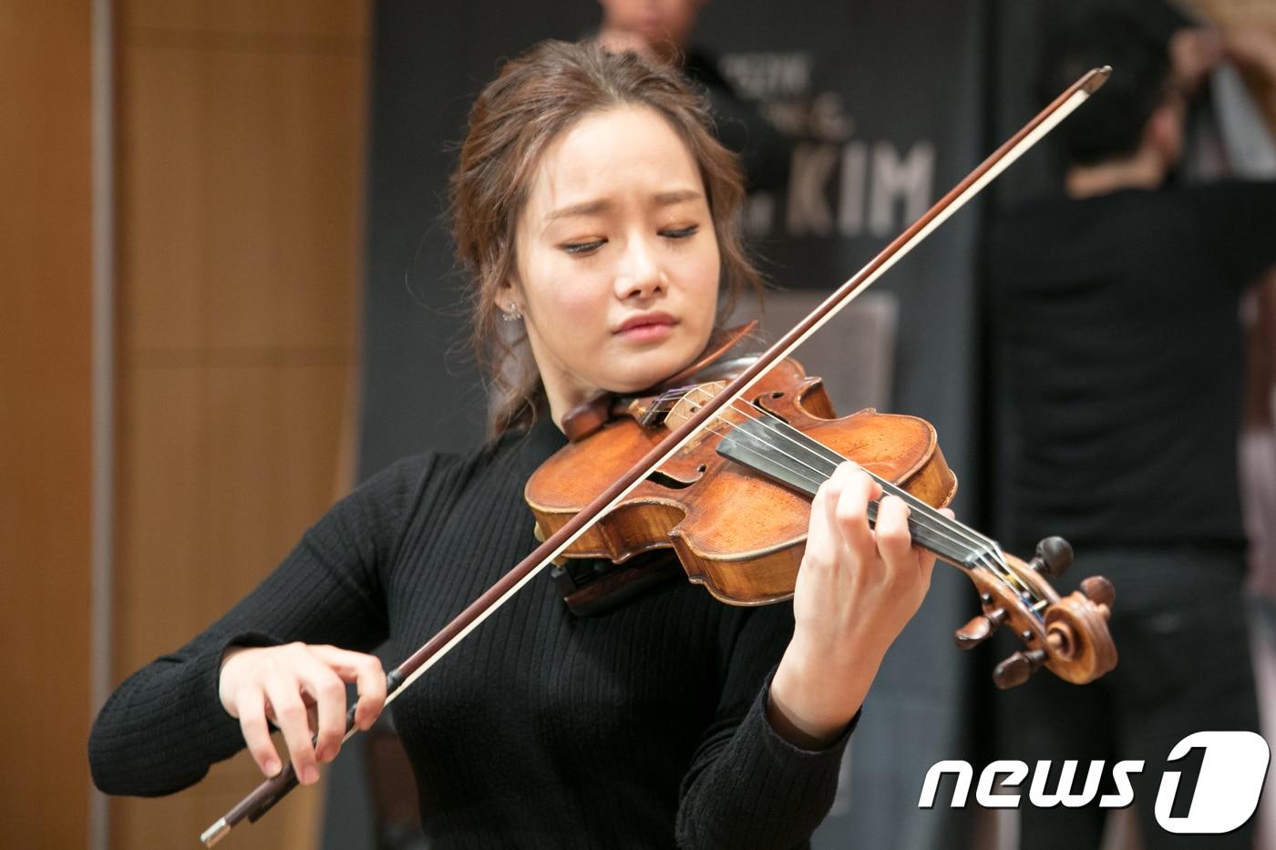 세계 클래식 음악계가 주목하는 대구 출신의 바이올리니스트 김봄소리가 고향을 찾아 스위스 취리히 톤할레 오케스트라와 한 무대에 선다. 사진은 김봄소리 공연 모습. 뉴스1 ⓒ News1 자료 사진