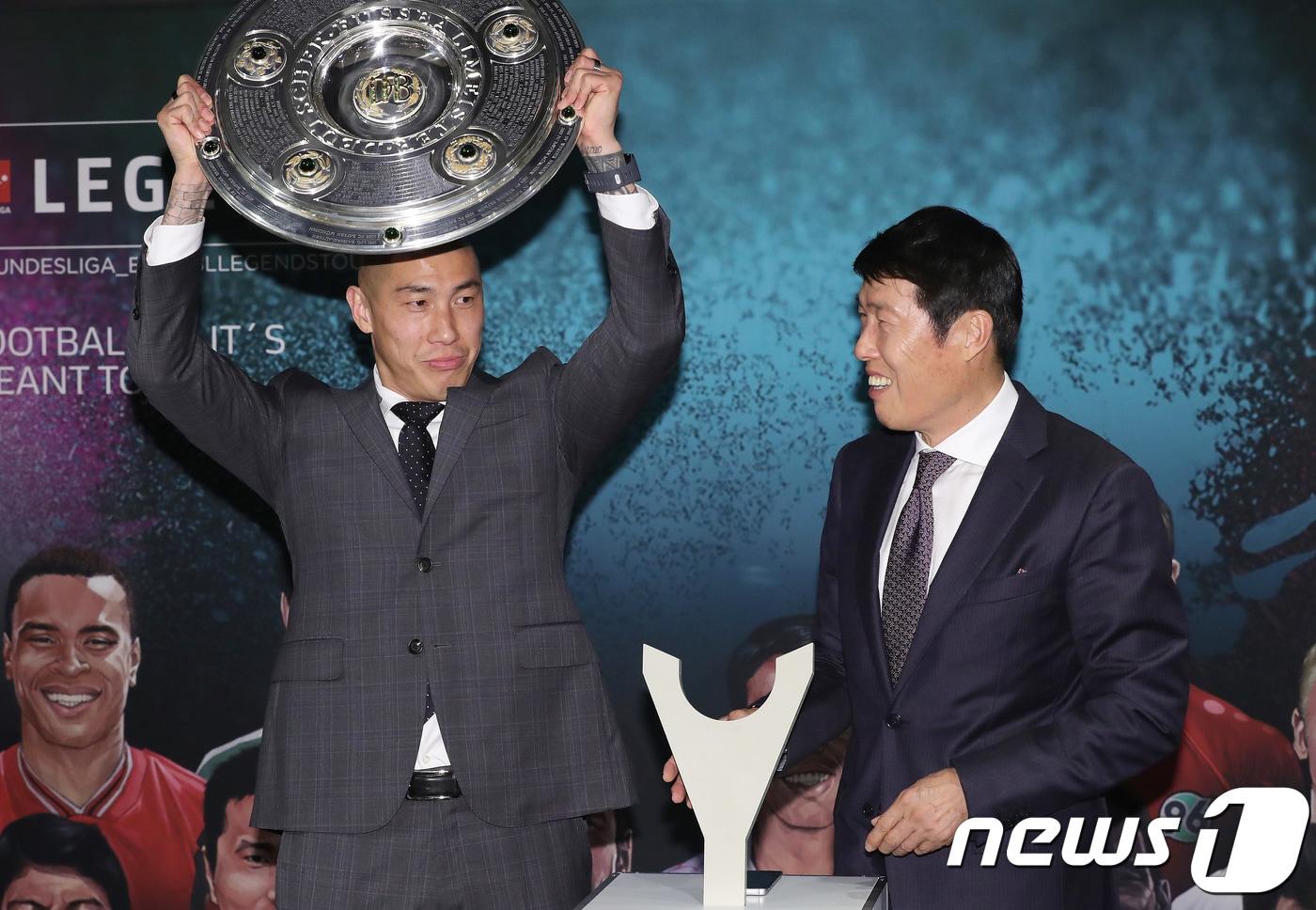 차범근 전 감독과 차두리 코치가 2일 오전 서울 용산구 한남동 그랜드 하얏트 호텔에서 열린 '분데스리가 레전드 투어 IN 코리아' 기자회견에서 분데스리가 우승 트로피를 들고 기념촬영을 하고 있다. 2017.11.2/뉴스1 ⓒ News1 임세영 기자