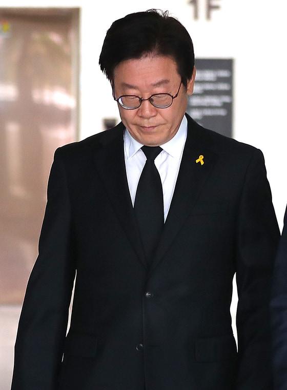 본문 이미지 - 2017년 11월 2일 당시 이재명 성남시장이 경기도 수원시 영통구 아주대학교병원 장례식장에 마련된 셋째형 이재선씨 빈소를 찾았으나 유족들의 반대로 조문을 하지 못하자 침통한 표정으로 장례식장을 나서고 있다.  ⓒ News1 오장환 기자