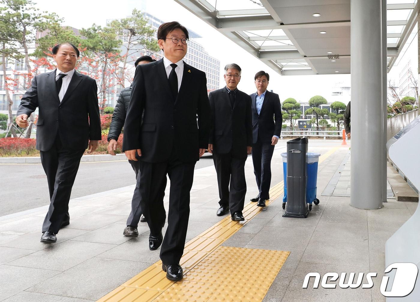 본문 이미지 - 이재명 성남시장이 2일 오후 경기도 수원시 영통구 아주대학교병원 장례식장에 마련된 이 시장의 친형인 이재선 씨의 빈소로 이동하고 있다. 이날 이 시장은 장례식장에 도착했지만 유족측의 반대로 조문을 하지 못했다. 2017.11.2/뉴스1 ⓒ News1 오장환 기자