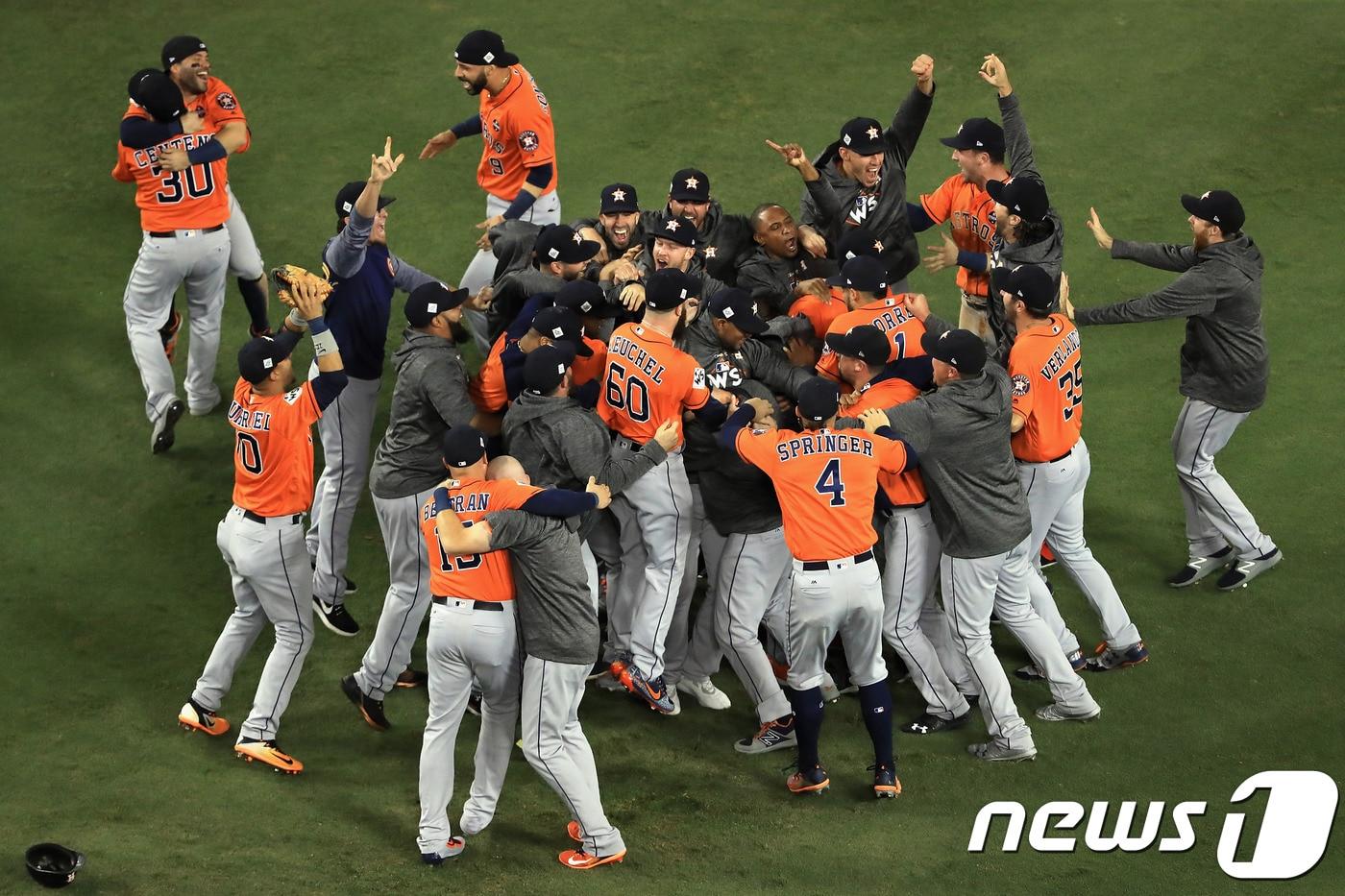 본문 이미지 - 휴스턴 애스트로스 선수들이 2일(한국시간) 열린 2017 메이저리그 7차전에서 승리, 우승을 확정지은 뒤 기뻐하고 있다. ⓒ AFP=News1