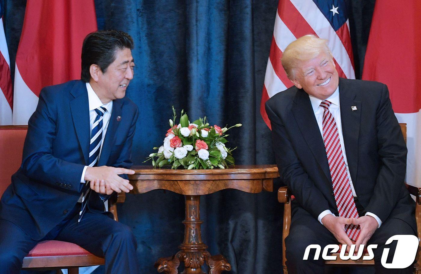 도널드 트럼프 미국 대통령(오른쪽)과 아베 신조 일본 총리(자료사진) ⓒ AFP=뉴스1