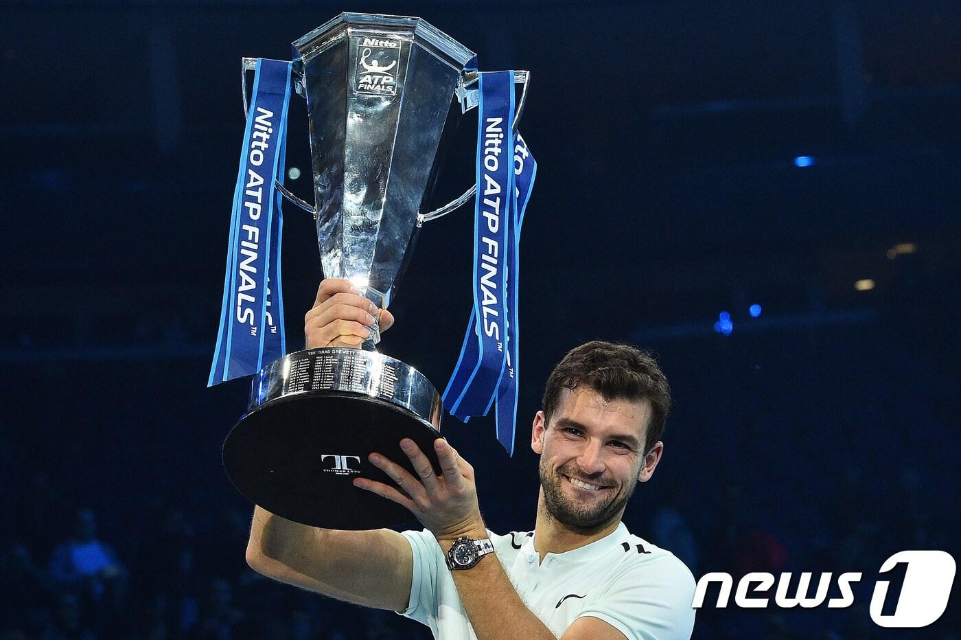 그리고르 디미트로프(불가리아)가 20일(한국시간) 영국 런던에서 열린 ATP 파이널 결승전에서 우승을 차지한 뒤 트로피를 들어올리고 있다. ⓒ AFP=News1