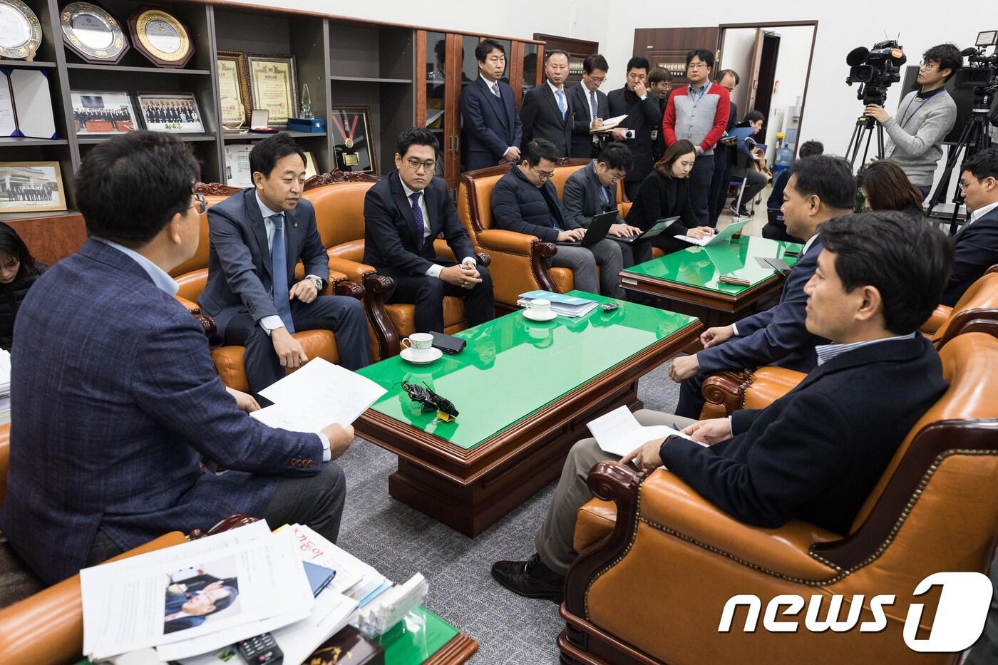 권성동 국회 법제사법위원장이 20일 서울 여의도 국회에서 여야 법사위 간사들과 만나 검찰의 특수활동비 청문회 실시와 관련해 논의를 하고 있다. 2017.11.20/뉴스1 ⓒ News1 유승관 기자