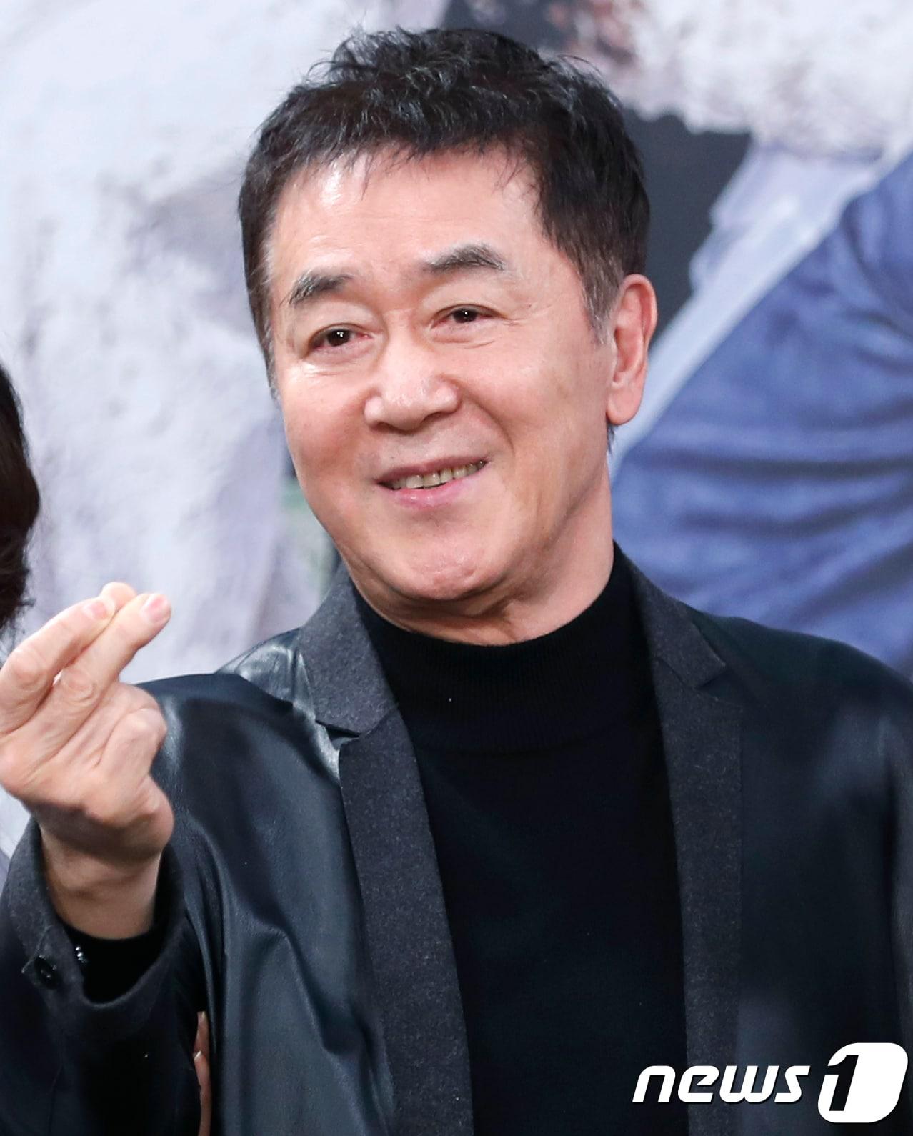 본문 이미지 - 배우 한진희가 20일 오후 서울 상암MBC에서 열린 MBC 일일연속극 ‘전생에 웬수들’ 제작발표회에 참석해 포즈를 취하고 있다. 2017.11.20./뉴스1 ⓒ News1 권현진 기자