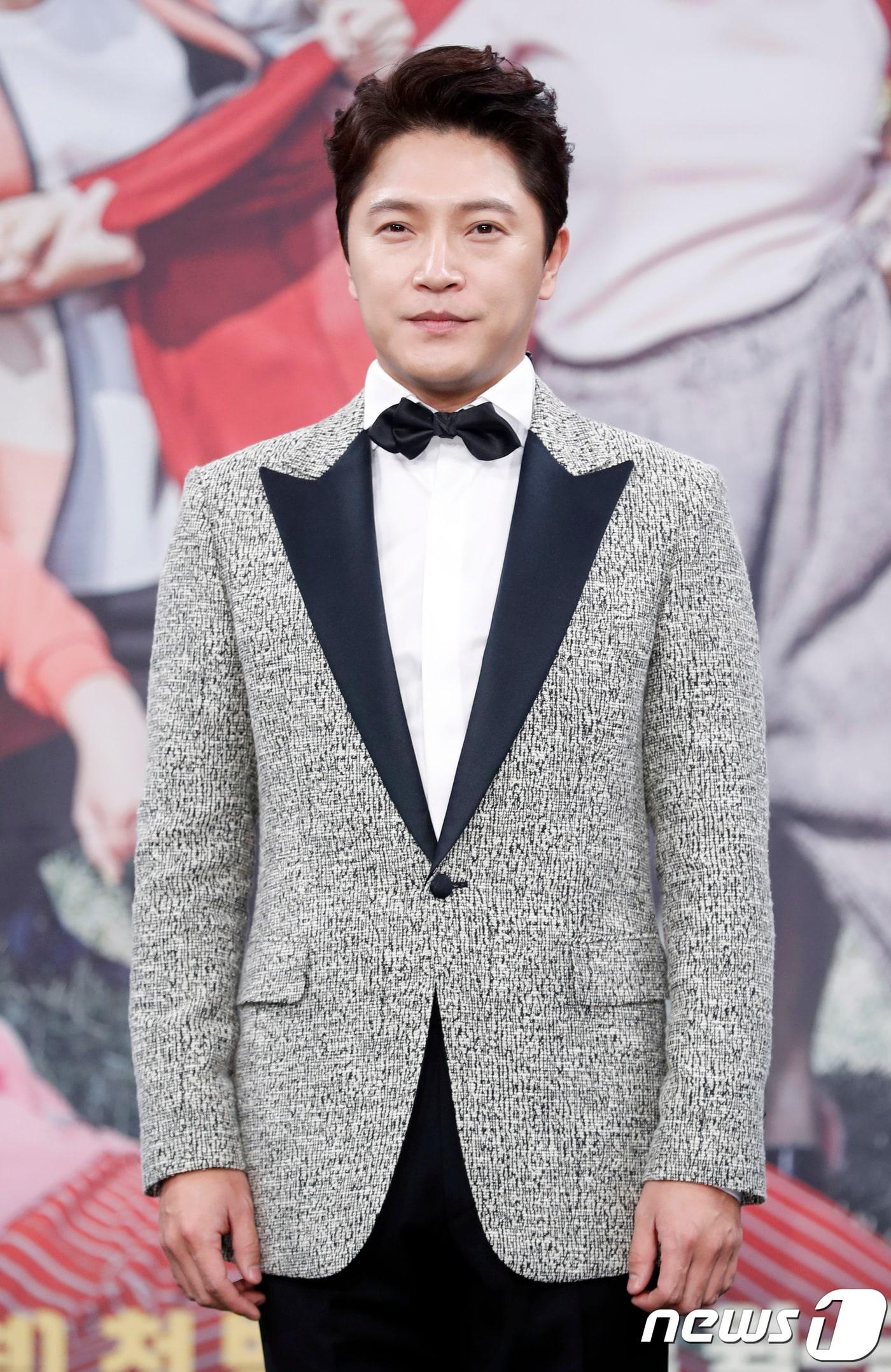 본문 이미지 - 배우 안재모가 20일 오후 서울 상암MBC에서 열린 MBC 일일연속극 ‘전생에 웬수들’ 제작발표회에 참석해 포즈를 취하고 있다. 2017.11.20./뉴스1 ⓒ News1 권현진 기자