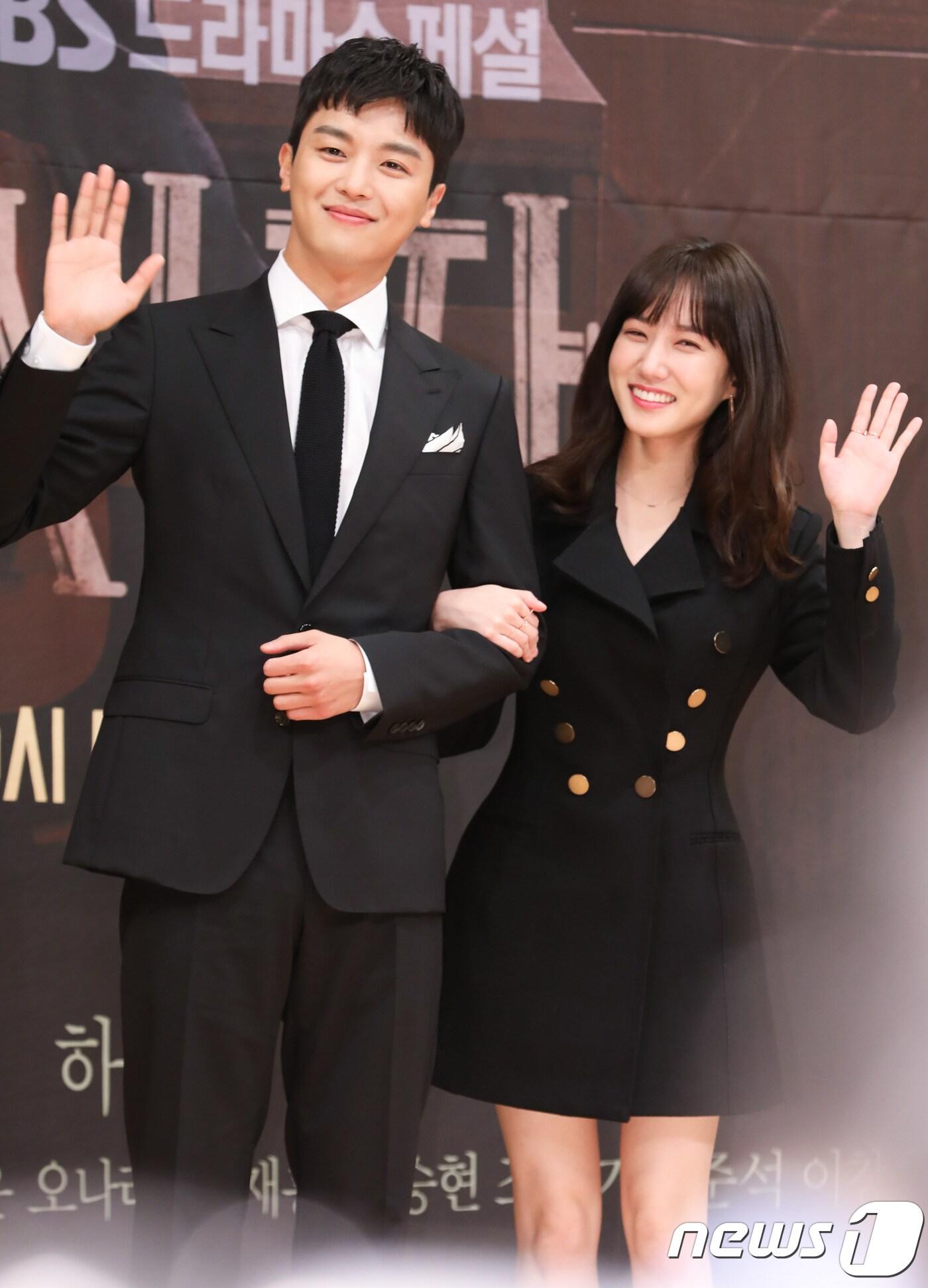 본문 이미지 - 배우 연우진(왼쪽), 박은빈이 20일 오후 서울 목동 SBS홀에서 열린 드라마 '이판사판' 제작발표회에 참석해 포즈를 취하고 있다. 2017.11.20./뉴스1 ⓒ News1 강고은 에디터