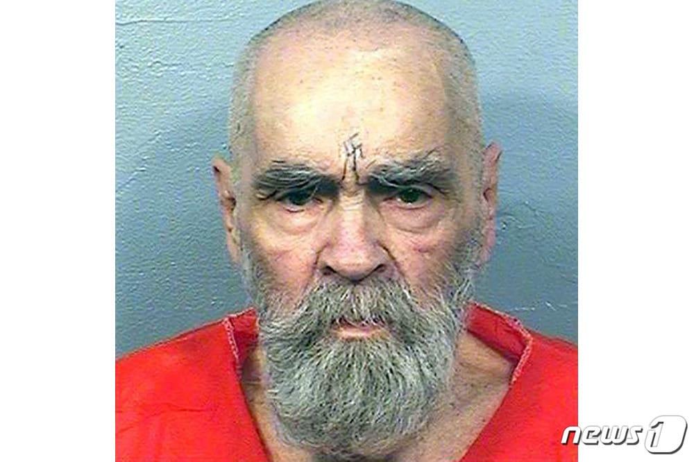 본문 이미지 - 미국 '희대의 살인마'로 꼽히는 찰스 맨슨의 머그샷. 이 사진은 지난 8월 촬영됐다. ⓒ AFP=뉴스1