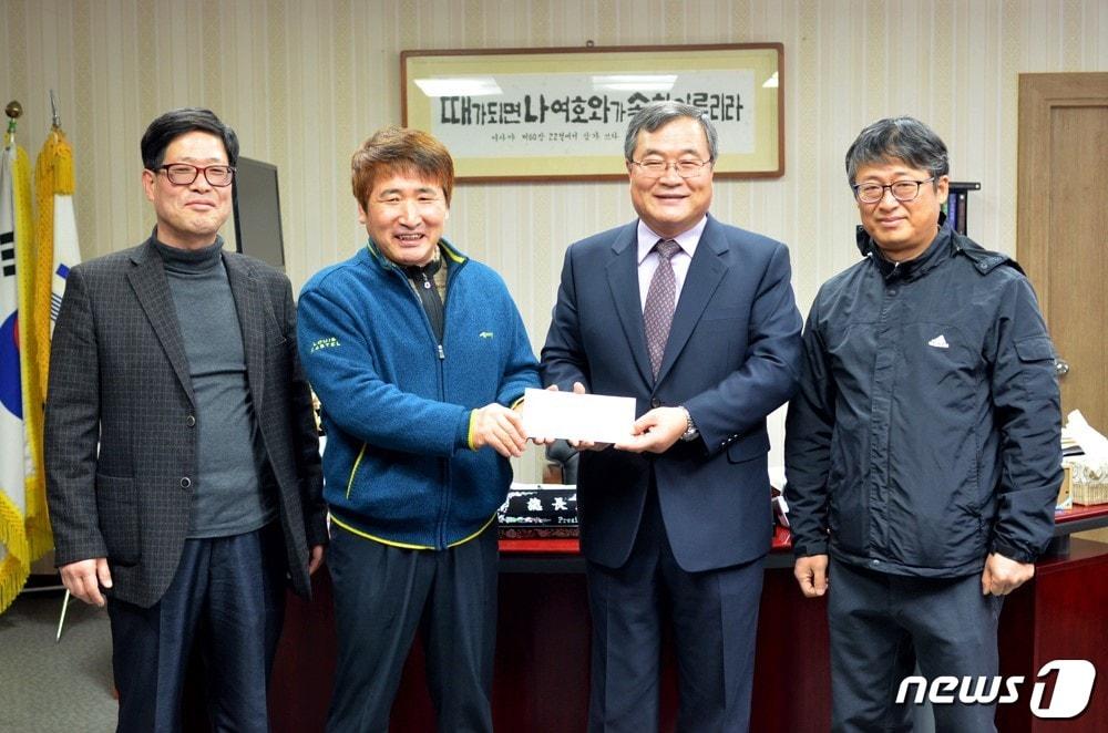 본문 이미지 - 한일장신대 신학대학원 10기 동문회(회장 문인원)가 20일 구춘서 총장을 방문, 학교 발전기금 100만원을 기탁했다.(한일장신대 제공)ⓒ News1