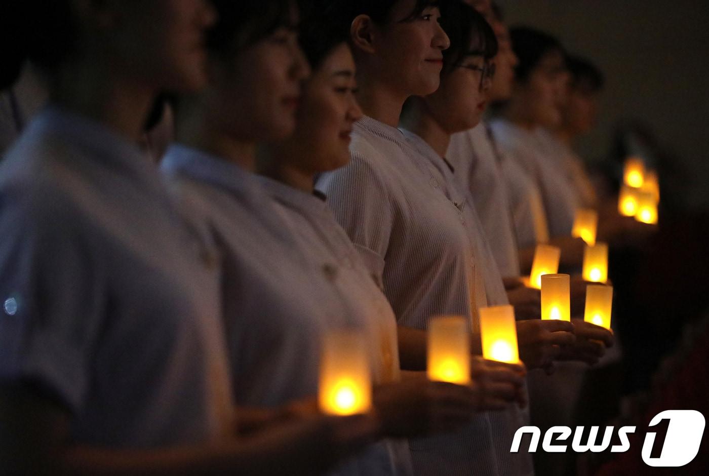 경기도 수원시 영통구 아주대학교에서 열린 제19회 나이팅게일 선서식에서 간호대학 학생들이 촛불의식을 하고 있다.  ⓒ News1 오장환 기자