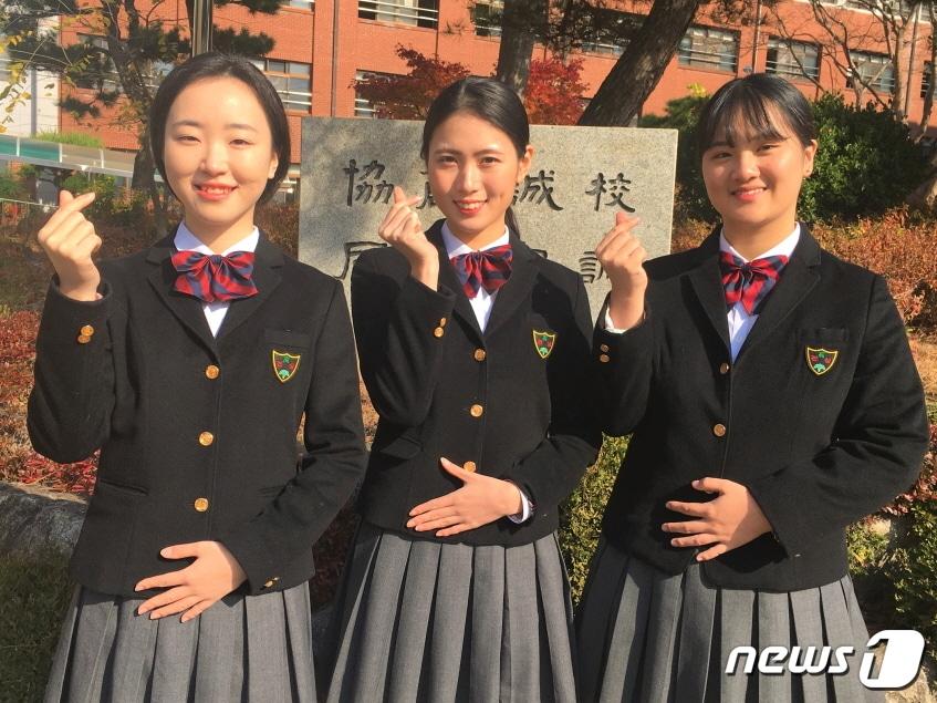 본문 이미지 - ‘하늘의 별따기’라고 불리는 국가 공무원 시험에 전주상업정보고등학교에 재학 중인 여고생 3명이 동시에 합격해 눈길을 끌고 있다. 왼쪽부터 이다솔, 공정원, 김주원 학생.(전주상업정보공등학교 제공)ⓒ News1