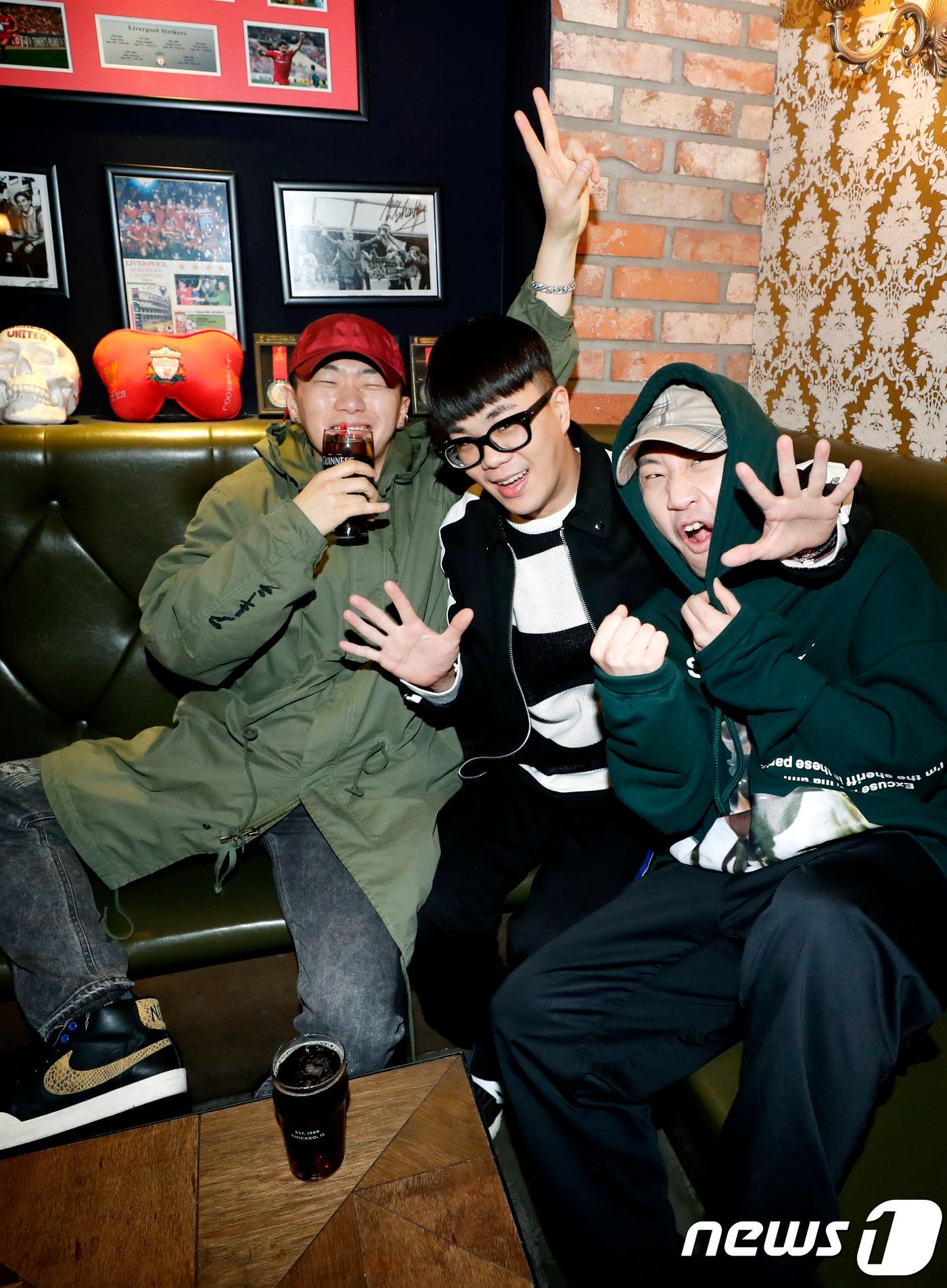 본문 이미지 - 2017. 11.20. 연남동 봉황당. 리듬파워 행주(왼쪽부터), 지구인, 보이 비 컴백 인터뷰. ⓒ News1 권현진 기자