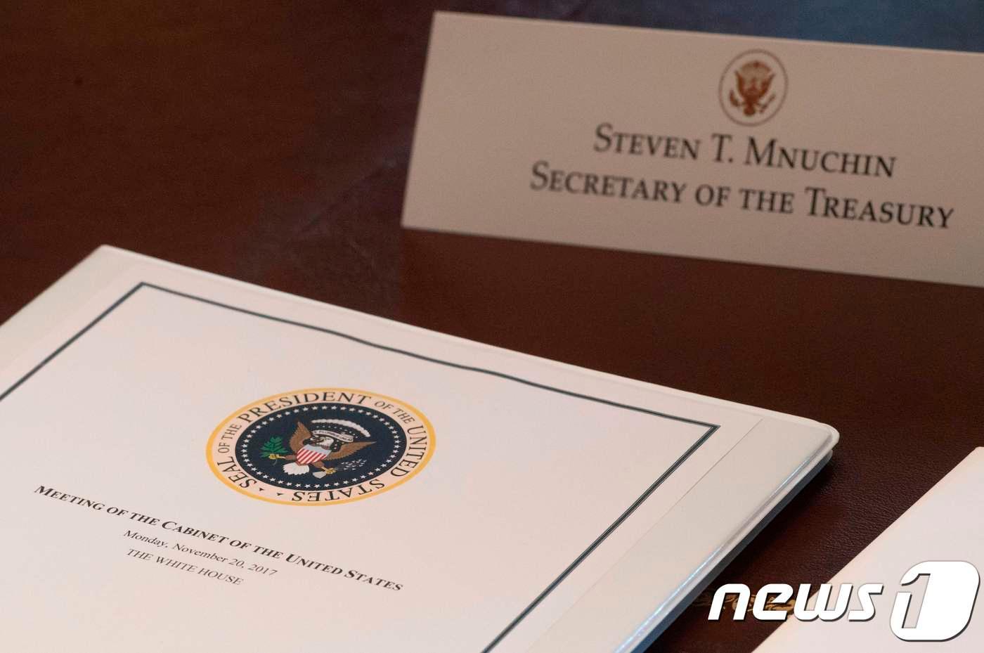 도널드 트럼프 미국 대통령은 20일(현지시간) 각료회의를 갖고 북한을 테러지원국으로 지정한다고 선언했다. 사진은 스티브 므누신 재무장관 자리에서 본 회의 장면. ⓒ AFP=뉴스1