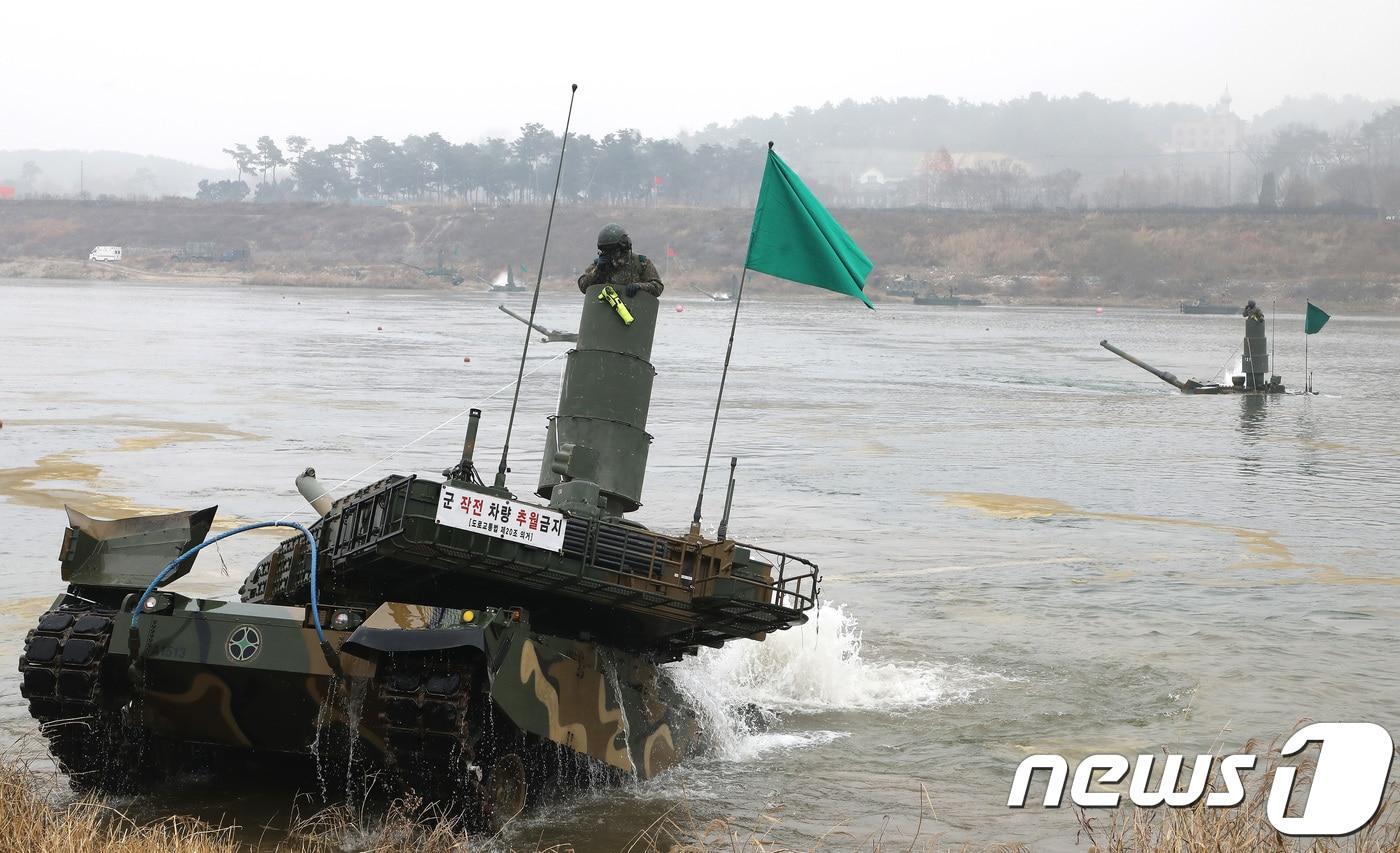 본문 이미지 - 육군 20사단 K2 흑표전차가 잠수도하 훈련을 하고 있다.2017.11.21/뉴스1 ⓒ News1 오장환 기자