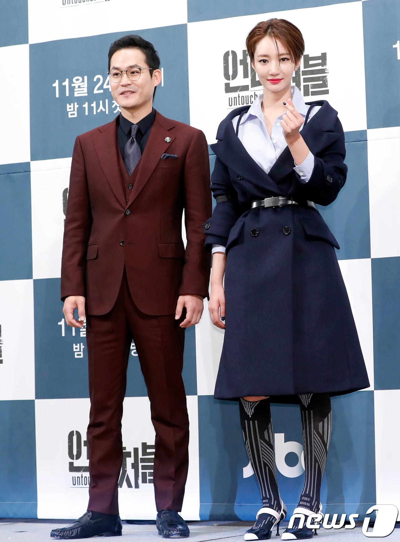 본문 이미지 - 배우 김성균, 고준희(오른쪽)가 21일 오후 서울 논현동 임피리얼 팰리스 호텔에서 열린 jtbc 드라마 ‘언터처블’ 제작발표회에 참석해 포즈를 취하고 있다. 2017.11.21./뉴스1 ⓒ News1 권현진 기자