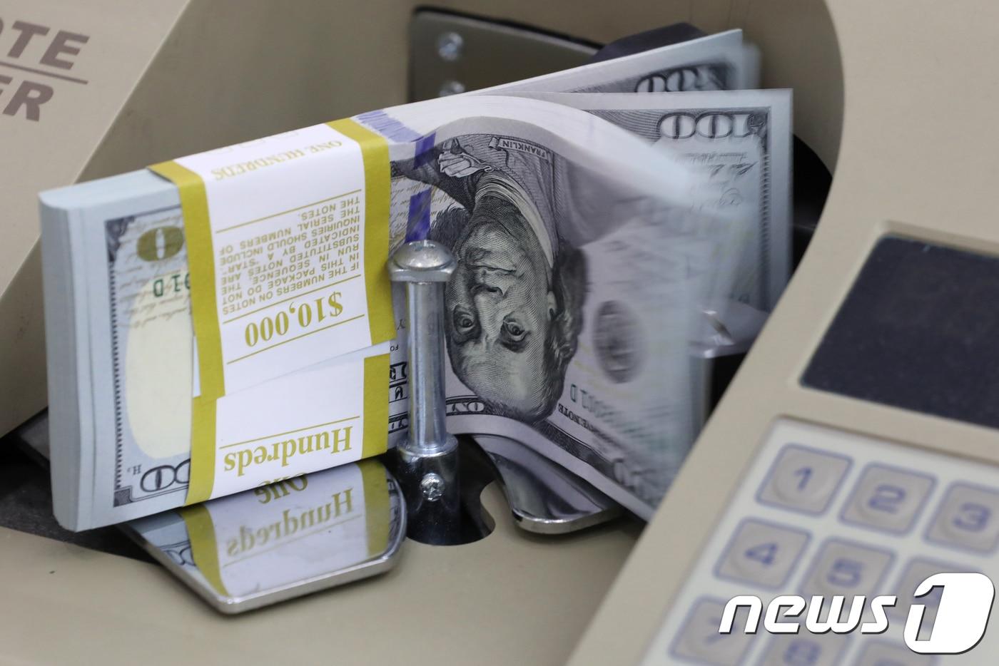 서울 중구 명동 KEB하나은행 위변조대응센터에서 지폐계수기가 달러를 세고 있다. 2017.11.21/뉴스1 ⓒ News1 신웅수 기자