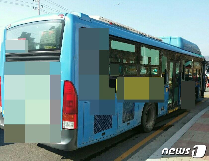 본문 이미지 - 21일 오후 1시20분쯤 강원 원주시 단계동 청골 사거리 도로에서 25톤 덤프트럭이 시내버스 뒷쪽 문을 추돌해 버스에 탑승해 있던 2명이 경상을 입고 병원으로 이송됐다.(원주소방서 제공)2017.11.21/뉴스1 ⓒ News1 최석환 기자