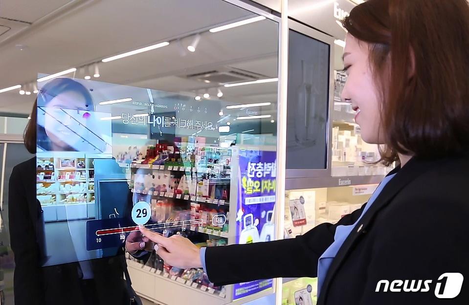본문 이미지 - 올리브영 강남본점 스마트기기 (피부나이 측정 스마트미러)ⓒ News1