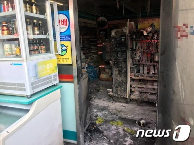 본문 이미지 - 지난 21일 부산 남구 대연동에서 일어난 편의점 화재 현장에서 불이 진화된 이후 내부가 새까맣게 탄 모습.&#40;부산지방경찰청 제공&#41;ⓒ News1