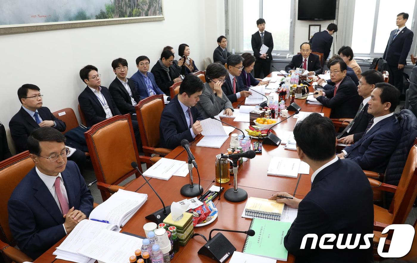 22일 오전 서울 여의도 국회에서 제4차 기획재정위원회 조세소위원회가 열리고 있다. 조세소위는 이날 종교인 과세 2년 유예를 목적으로 발의한 소득세법 개정안을 심의한다. 2017.11.22/뉴스1 ⓒ News1 안은나 기자