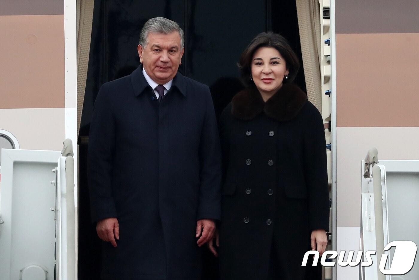 국빈방한한 샤브카트 미르지요예프 우즈베키스탄 대통령 내외가 22일 오전 경기 성남 서울공항에 도착하고 있다.2017.11.22/뉴스1 ⓒ News1 민경석 기자