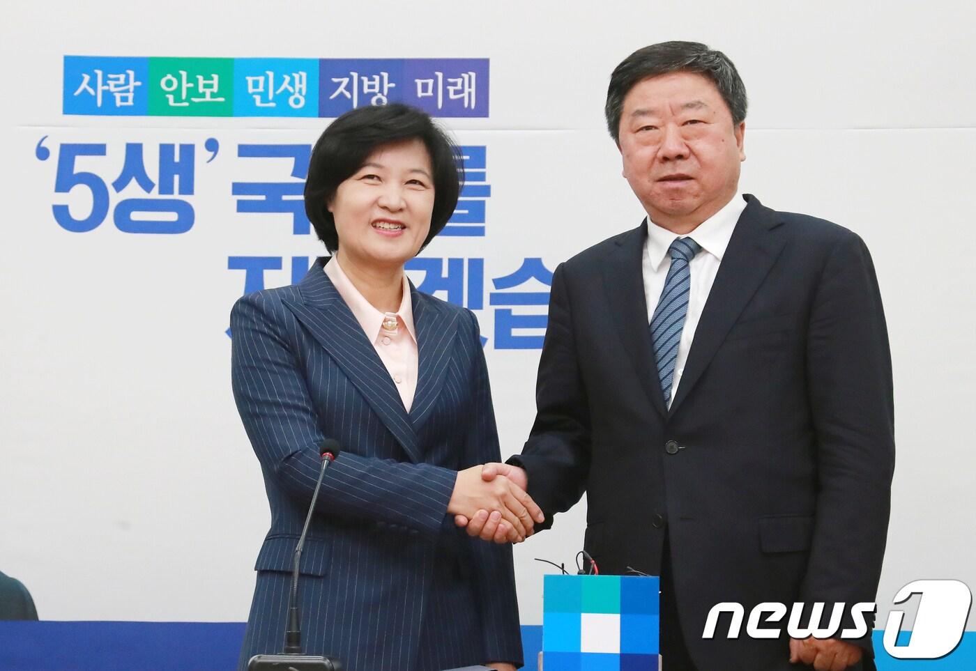 추미애 더불어민주당 대표가 지난 22일 서울 여의도 국회 당 대표실에서 허이팅 중국 중앙당교 상무부총장과 악수를 나누고 있다. ⓒ News1 이동원 기자