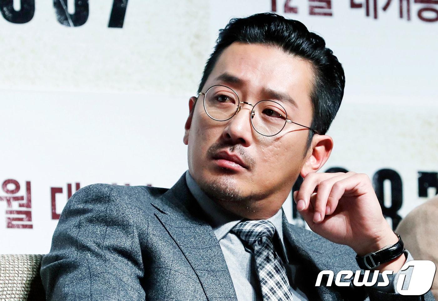 본문 이미지 - 배우 하정우가 22일 오전 서울 압구정cgv에서 열린 영화 ‘1987’(감독 장준환) 제작발표회에 참석해 매력을 발산하고 있다. 2017.11.22./뉴스1 ⓒ News1 권현진 기자