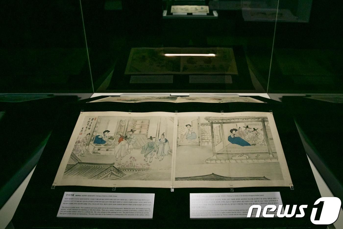 혜원 신윤복(1758-1814?)이 한양을 배경으로 그린 풍속화 '혜원전신첩'이 특별전'바람을 그리다'에 전시되고 있다. 국보 제315호 '혜원전신첩'을 비롯해 초대형 미디어아트가 함께 전시되는 이번 특별전은 오는 24일부터 2018년 5월24일까지 서울 중구 광희동 동대문디자인플라자(이하 DDP) 디자인박물관에서 열린다. 2017.11.222/뉴스1 ⓒ News1 박정환 기자