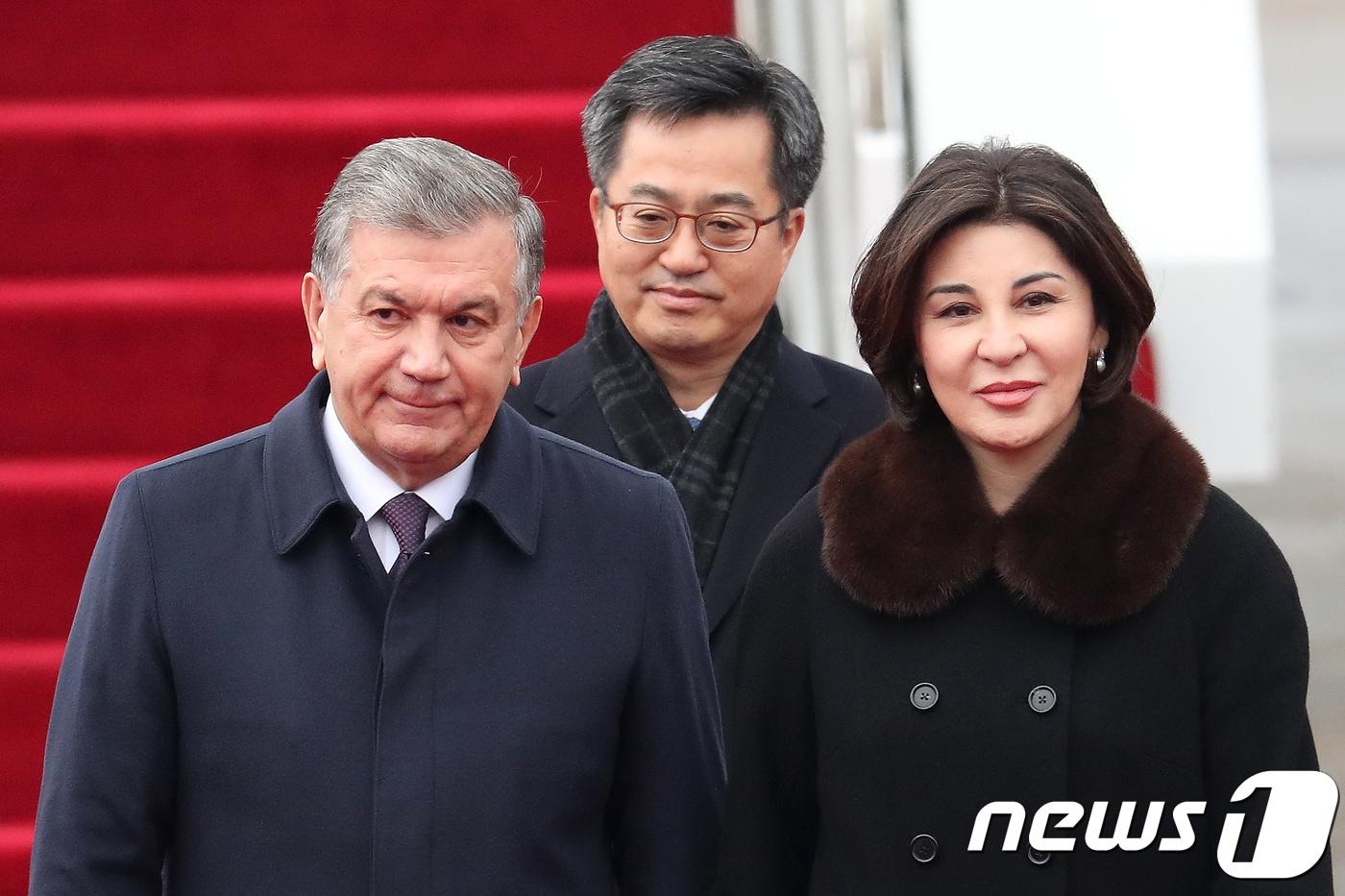 본문 이미지 - 국빈 방한한 샤브카트 미르지요예프 우즈베키스탄 대통령 내외 22일 오전 경기 성남 서울공항에 도착해 김동연 경제부총리의 환영을 받고 있다. 2017.11.22/뉴스1 ⓒ News1 민경석 기자