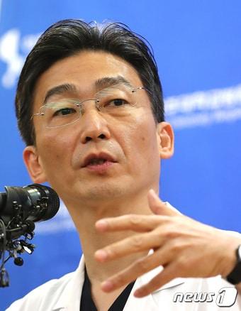 본문 이미지 - 이국종 아주대학교병원 경기남부권역외상센터 센터장이 22일 오전 경기도 수원시 아주대학교병원 내 아주홀에서 판문점 공동경비구역(JSA) 지역으로 귀순하다 북한군의 총격으로 부상을 입고 헬기로 긴급 후송된 북한 병사의 회복 상태를 설명하고 있다. 2017.11.22/뉴스1 ⓒ News1 오장환 기자