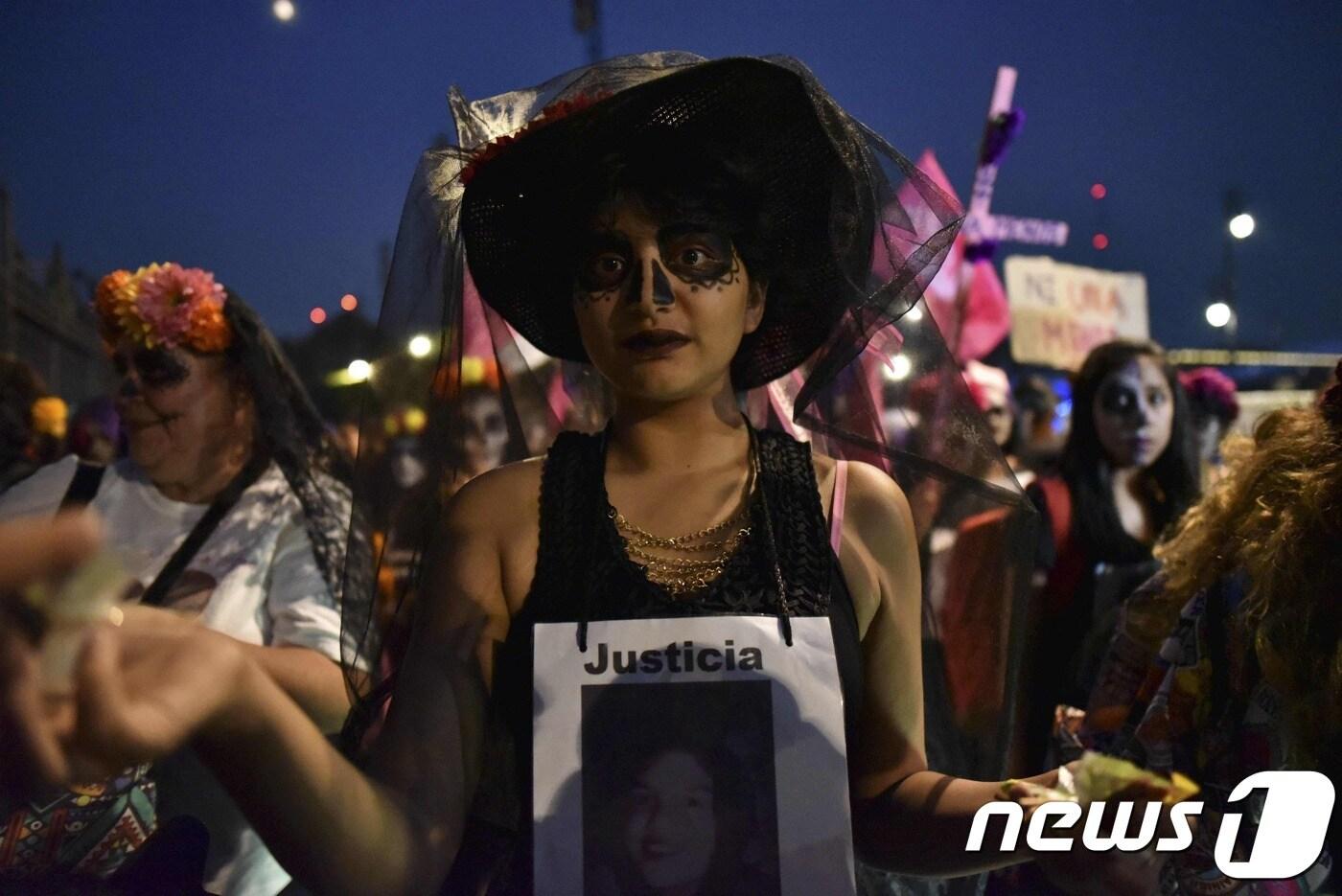 지난 1일(현지시간) 멕시코 수도 멕시코시티에서 활동가들이 페미사이드에 대한 반대 운동을 벌이고 있다. ⓒ AFP=뉴스1