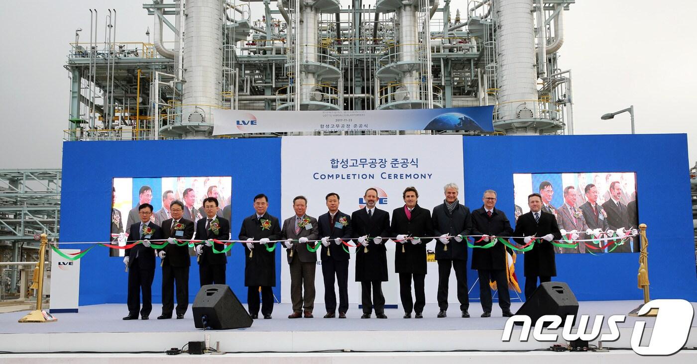 본문 이미지 - 롯데케미칼의 합작사인 롯데베르살리스엘라스토머가 여수공장을 준공하고 본격적인 생산에 들어간다. 사진은 왼쪽부터 세번째 김교현 롯데케미칼 사장, 네번째 허수영 롯데그룹 BU장, 다섯번째 박정채 여수시의회 의장, 여섯번째 최종선 여수시 부시장, 일곱번째 마르코 델라세타 주한 이탈리아 대사, 여덞번째 다니엘 페라리 베르살리스 대표이사(롯데케미칼 제공)ⓒ News1