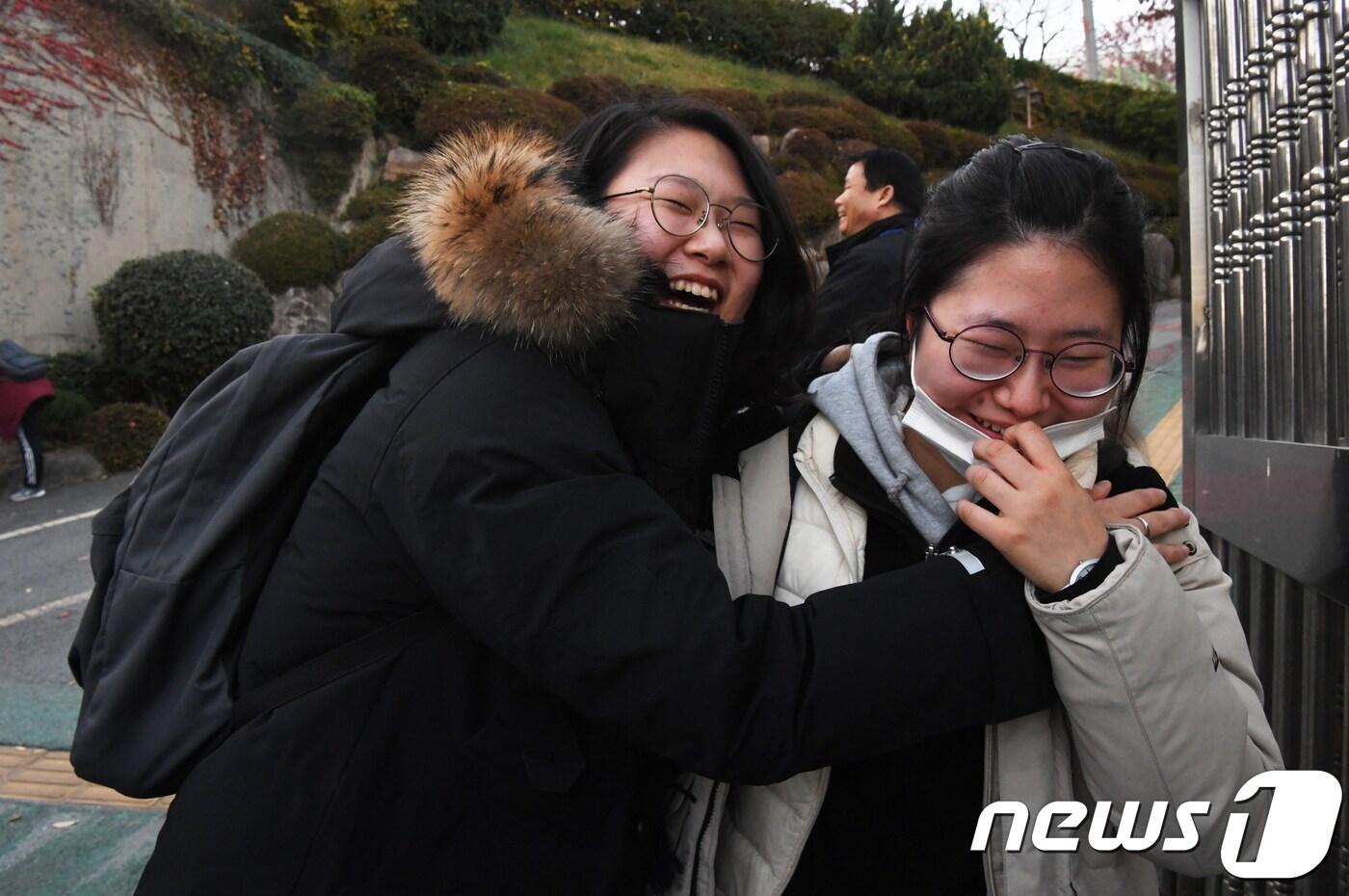경북 포항지역 지진으로 일주일 연기된 2018학년도 대학수학능력시험일인 23일 오후 부산 해운대구 해운대여자고등학교에서 수능을 마친 수험생들이 가족과 포옹을 하고 있다. 2017.11.23/뉴스1 ⓒ News1 여주연 기자