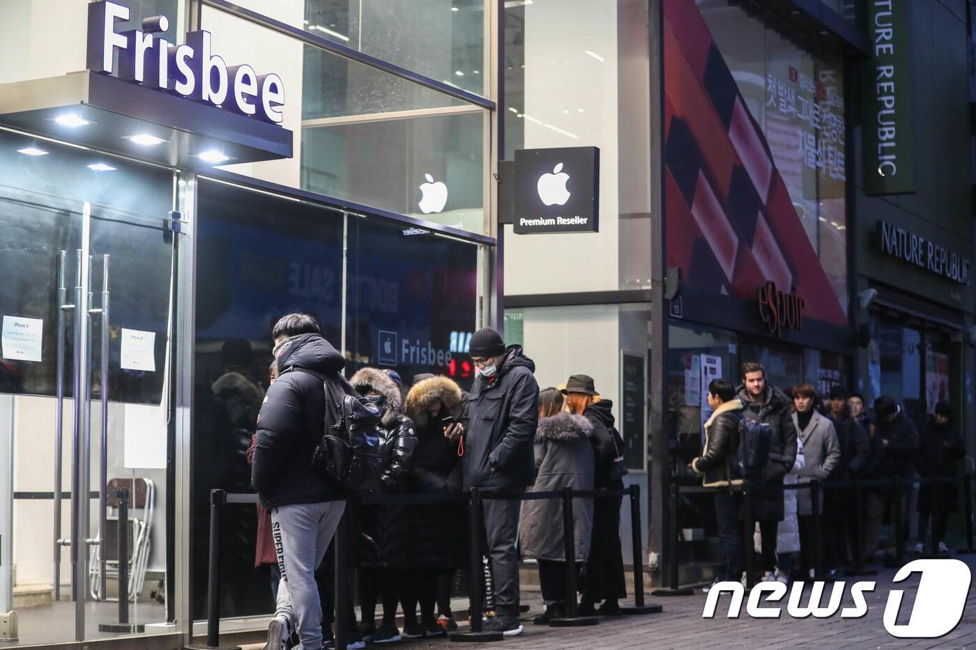 아이폰X의 정식 출시일인 지난해 11월24일 오전 서울 명동 프리스비 매장 앞에 시민들이 '아이폰X'를 구매하기 위해 이른 아침부터 줄을 서있다. 2017.11.24/뉴스1 ⓒ News1 성동훈 기자
