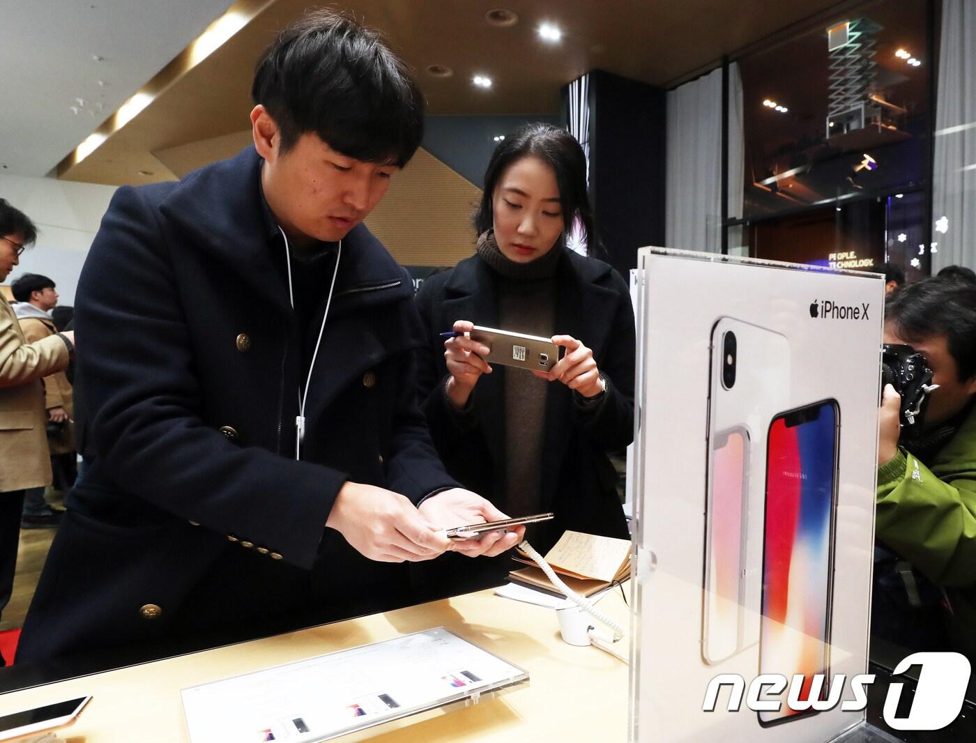 본문 이미지 - 아이폰X 출시일인 지난해 11월 24일 오전 서울 종로구 광화문 KT에서 고객들이 아이폰X을 살펴보고 있다. 2017.11.24/뉴스1 ⓒ News1 황기선 기자