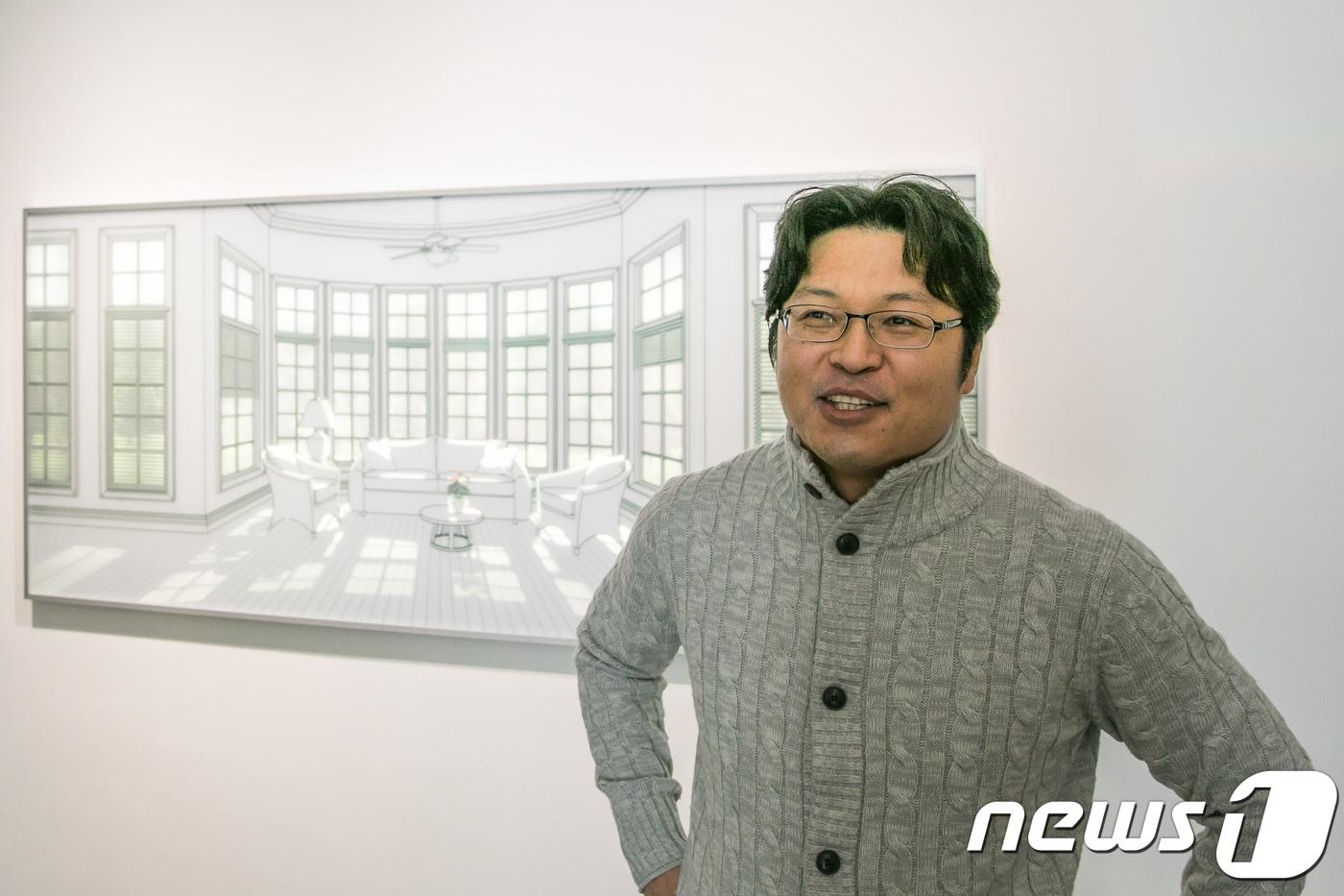 본문 이미지 - 황선태 작가가 24일 서울 종로구 통의동 아트사이드 갤러리에서 기자를 만나 연작 '빛이 드는 공간'에 관해 설명하고 있다. 황선태 개인전 '빛·시간·공간'은 24일부터 12월27일까지 서울 종로구 통의동 아트사이드 갤러리에서 열린다. 2017.11.24/뉴스1 ⓒ News1 박정환 기자