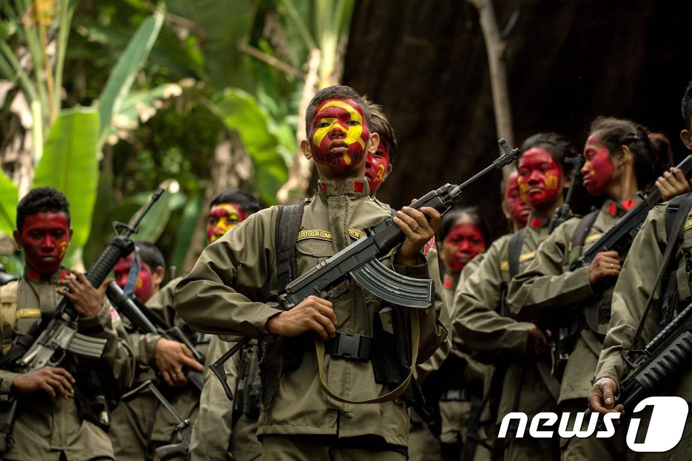 본문 이미지 - 마닐라 동부 시에라마드레산 등에서 활동하는 필리핀 공산 반군 신인민군(NPA) ⓒ AFP=뉴스1